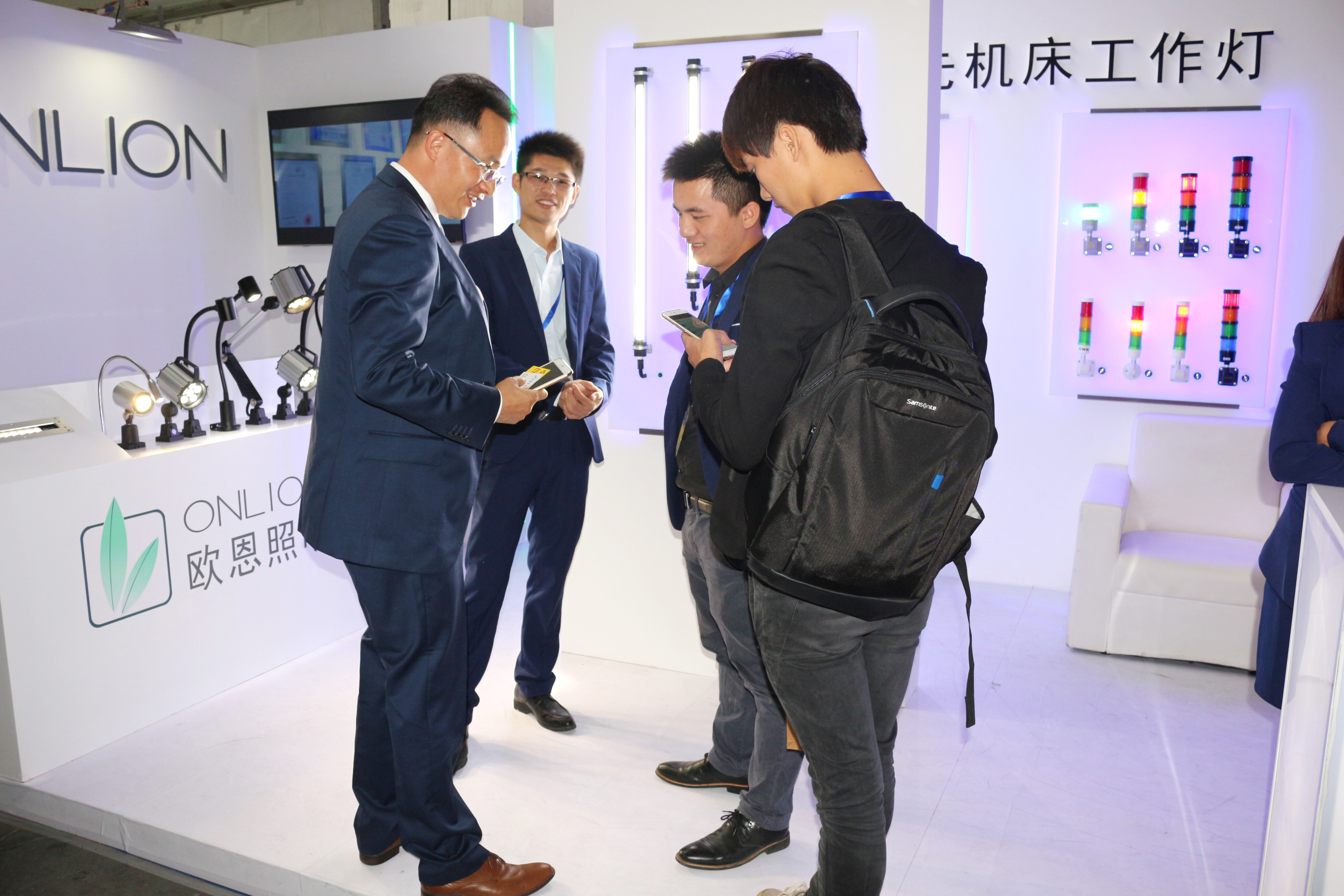 新式LED机床工作灯与警示灯闪耀展位3B711，照明设备再升级
